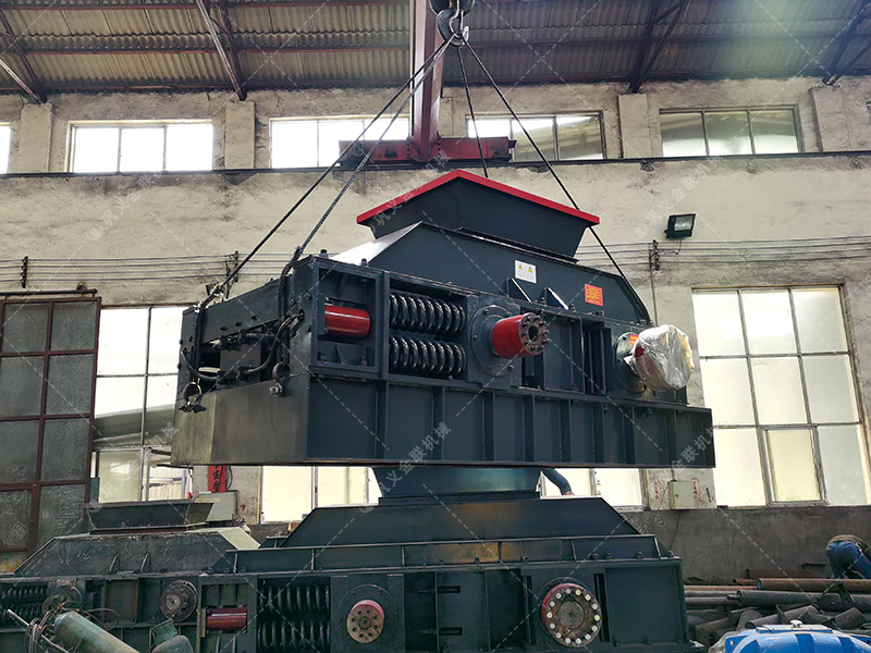 1000x700中型半自動(dòng)液壓對輥破碎機(jī)發(fā)貨圖片
